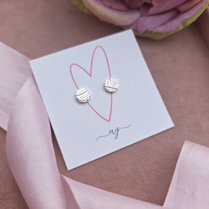 Patterned studs